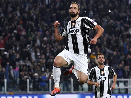 石破天惊！泰勒·亚当斯43米吊射破门为本赛季英超最远进球