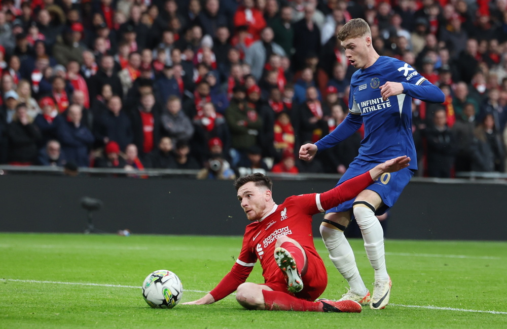 多特故意冲撞文班引热议！美球迷刷屏谴责，第二战还曾劈叉绊倒文班（多特被指故意冲撞文班引热议，美球迷集体声讨，次战更上演劈叉绊倒文班）