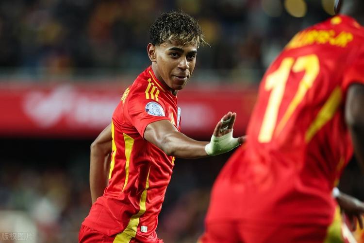 库里遭名宿批评：你应该站出来阻止追梦科尔吵架 而不是坐在旁边看戏（名宿批库里：别坐观成戏，该挺身制止追梦与科尔的争吵）