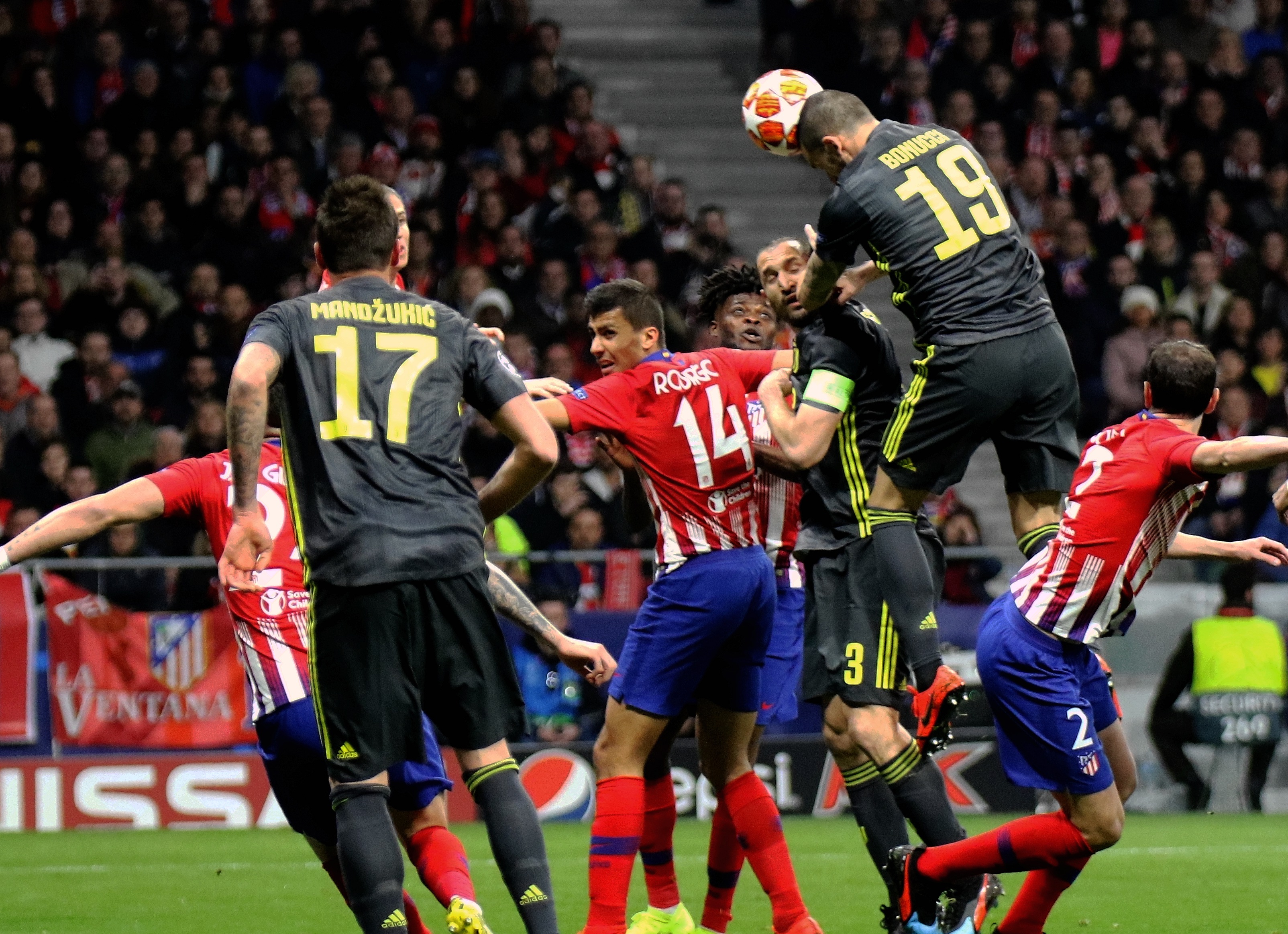 东契奇最新搞笑广告：向博班裁判和Woj道歉 送上签名鞋赔罪（东契奇爆笑新广告：向博班、裁判与Woj致歉，奉上签名球鞋赔礼）